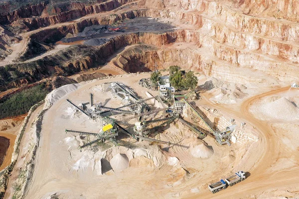 大型采石场上下班时的空中景观 设有石料分选传送带及露天矿场 — 图库照片