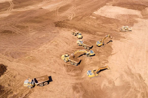 Flygbild Vidsträckt Grävplats Med Flera Tunga Industrifordon Arbete Såsom Grävmaskiner — Stockfoto