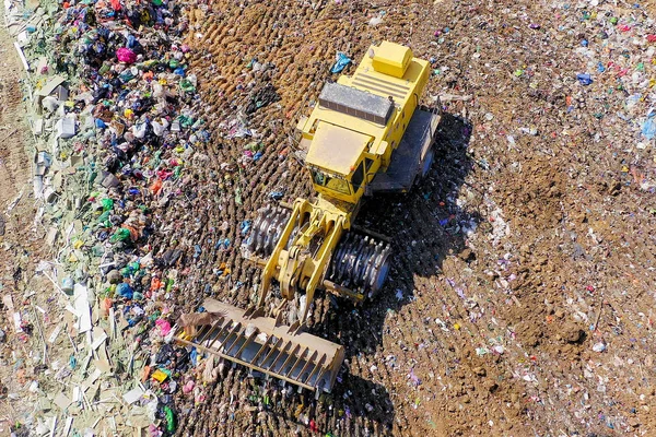 Desperdícios Industriais Triagem Expedição Sucata Com Escavadeira Reboques Carregados Com — Fotografia de Stock