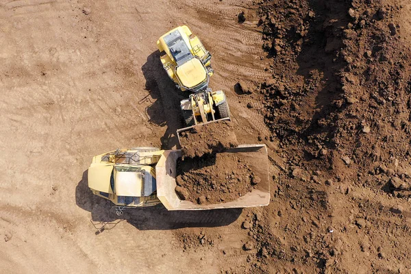 Vista Aérea Excavadoras Cargando Tierra Camión Transporte Articulado — Foto de Stock