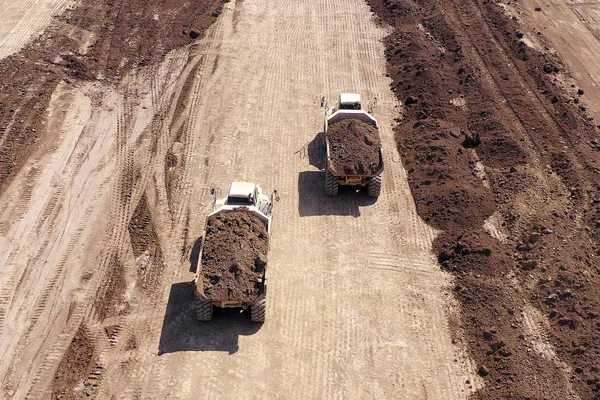 Vista Aerea Degli Escavatori Che Caricano Terreno Autotrasportatore Articolato Camion — Foto Stock