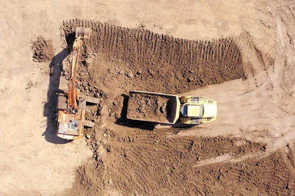 Vista Aérea Das Escavadoras Que Carregam Solo Num Transportador Articulado — Fotografia de Stock