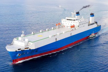 Geniş bir kargo gemisi, tepeden aşağı havadan..