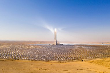 Güneş ışınlarını toplayıcı bir kuleye odaklayan güneş kulesi ve aynalar yenilenebilir, kirlilikten arınmış enerji, hava görüntüsü üretiyor..