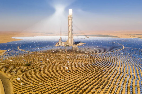 Torre Energía Solar Espejos Que Enfocan Los Rayos Del Sol — Foto de Stock