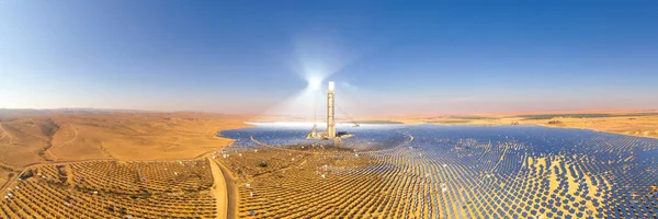 Torre Energía Solar Espejos Que Enfocan Los Rayos Del Sol — Foto de Stock