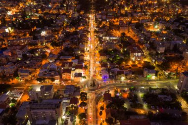 Geceleri modern şehrin havadan görünüşü
