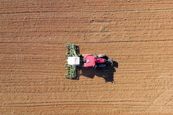 Vor Der Aussaat Abflachwalze Traktor Arbeitet Einem Feld Luftbild — Stockfoto