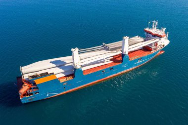 Geniş bir kargo gemisi, tepeden aşağı havadan..