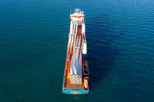 Ciężki Statek Nośny Załadowany Łopatami Turbin Elektrycznych Zakotwiczonych Morzu Widok — Zdjęcie stockowe
