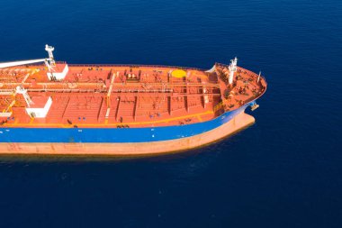 Geniş bir kargo gemisi, tepeden aşağı havadan..