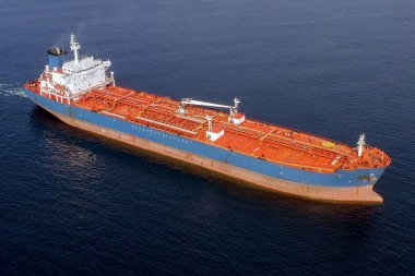 Geniş bir kargo gemisi, tepeden aşağı havadan..