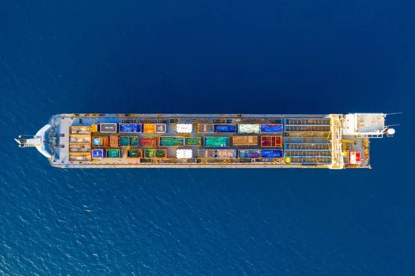 컨테이너를 수송선 상자들 바다에서 순항하는 위에서 내려다보는 공중에서 바라본 — 스톡 사진