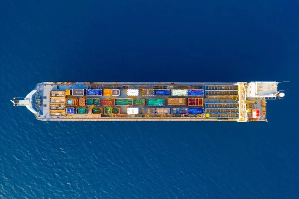 Kargo Gemisi Renkli Konteynırlarla Dolu Büyük Sandıklar Denizde Yüzüyor Yukarıdan — Stok fotoğraf