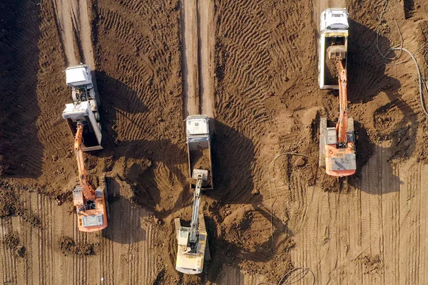掘削機の空中ビューは 特定の運搬トラックに土壌をロードします — ストック写真