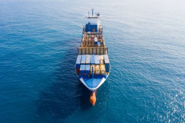 Denizde bir Besleyici tipi konteyner gemisinin hava görüntüsü.