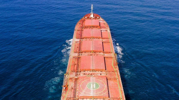 Великий загальний вантажний корабель, зверху вниз по повітрю . — стокове фото