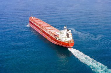 Geniş bir kargo gemisi, tepeden aşağı havadan..