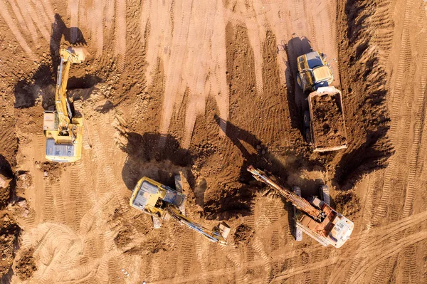 Αεροφωτογραφία Των Εκσκαφέων Που Φορτώνουν Χώμα Αρθρωτά Φορτηγά Ανέλκυσης — Φωτογραφία Αρχείου
