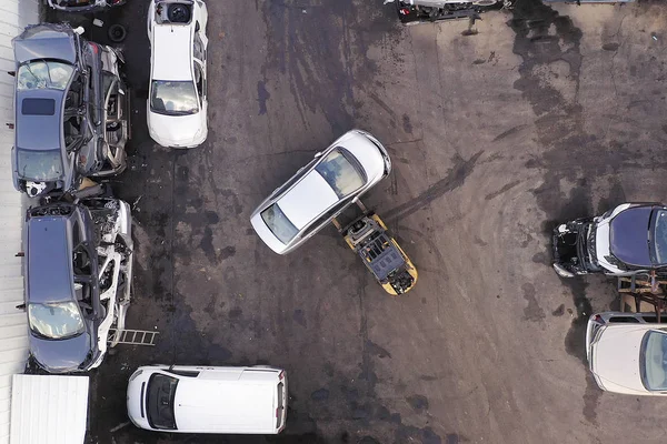 砕けた車と青い空で庭をスクラップ — ストック写真