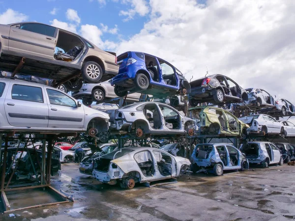 Büyük hurda yığınlı araba parçaları ve araba parçalarıyla dolu bir yer.