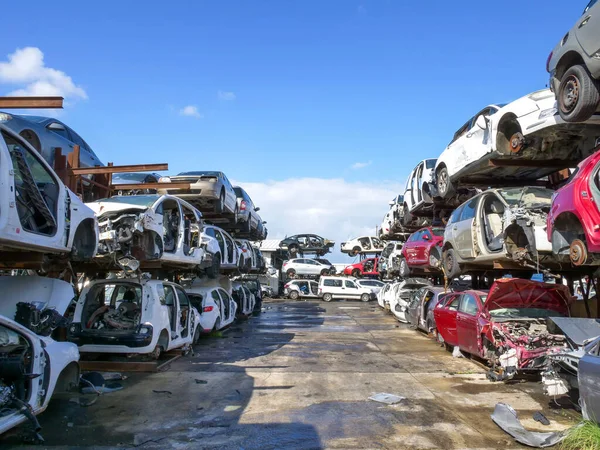 Schroot werf met verpletterde auto 's en blauwe lucht — Stockfoto