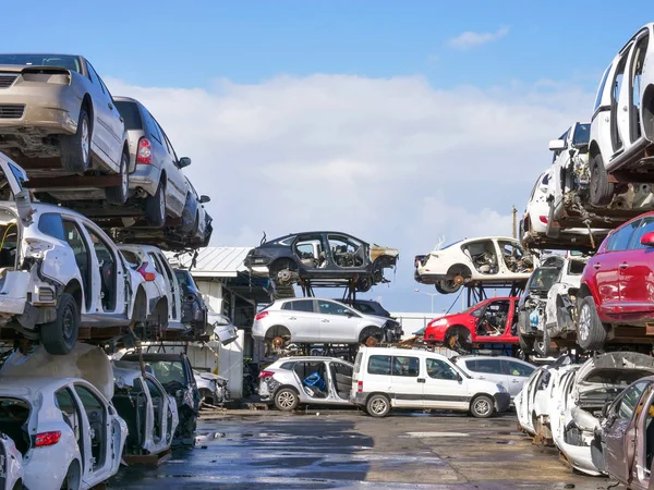 Schroot werf met verpletterde auto 's en blauwe lucht — Stockfoto