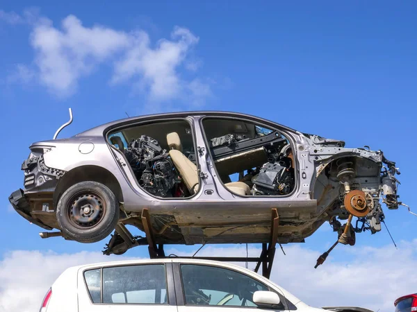 Hulladékudvar összetört autókkal és kék égbolttal — Stock Fotó