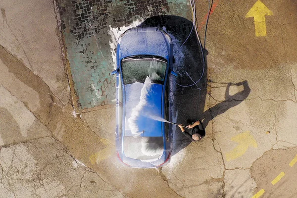洗車場、マークのない車を洗う男のトップダウンの空中ビュー — ストック写真