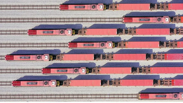 Freight Trains hauling a long load of Shipping Containers. — ストック写真