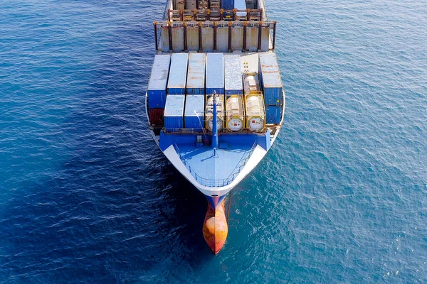Gran barco de contenedores en el mar, imagen aérea. — Foto de Stock