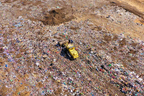 Compressor de aterro amarelo no composto de resíduos sólidos municipais . — Fotografia de Stock