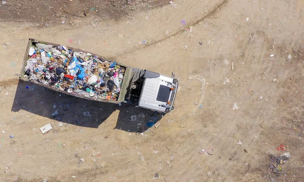 Caminhão de lixo carregado em um aterro municipal . — Fotografia de Stock