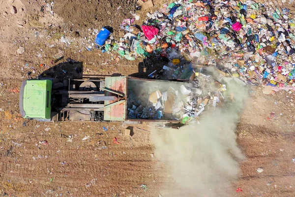 Caminhão de lixo carregado em um aterro municipal . — Fotografia de Stock