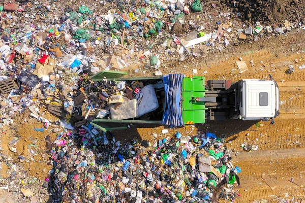 Caminhão de lixo carregado em um aterro municipal . — Fotografia de Stock