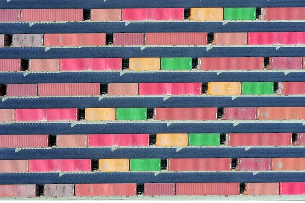 Goederentreinen Met Een Lange Lading Van Scheepvaart Containers Top Luchtfoto — Stockfoto