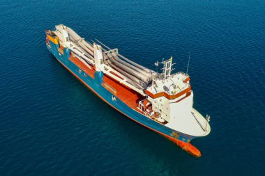 Ağır yük taşıyıcı gemi Elektrikli Türbin Bıçaklarıyla yüklendi