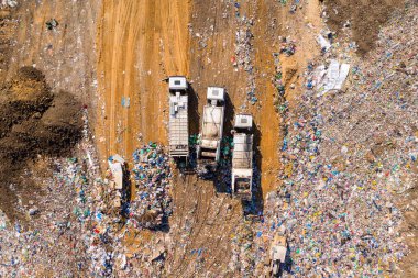 Belediyeye ait katı atık depolama alanının yukarıdan aşağı havadan çekilmiş görüntüleri.