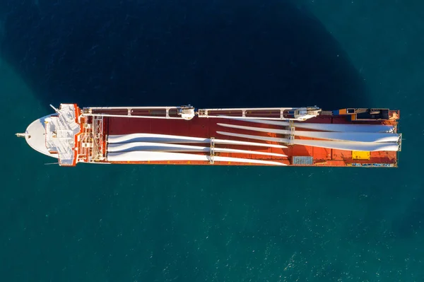 Heavy load carrier ship loaded with Electric Turbine Blades — Stock Photo, Image