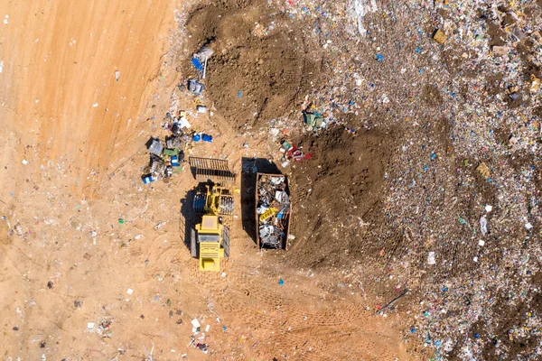 Filmagem aérea de cima para baixo de um aterro municipal de resíduos sólidos . — Fotografia de Stock