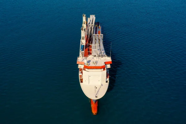 Navio transportador de carga pesada carregado com lâminas de turbina elétrica — Fotografia de Stock