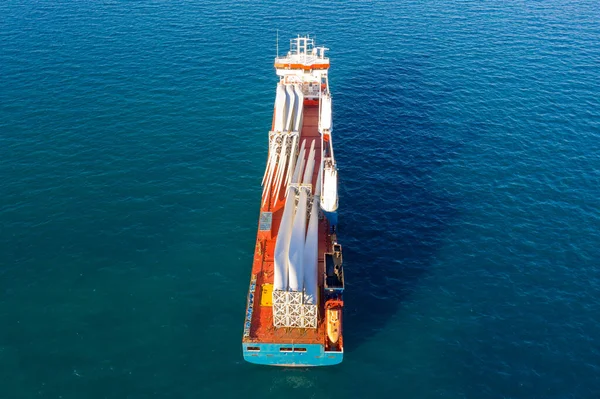 Ciężki statek nośny załadowany łopatami turbin elektrycznych — Zdjęcie stockowe