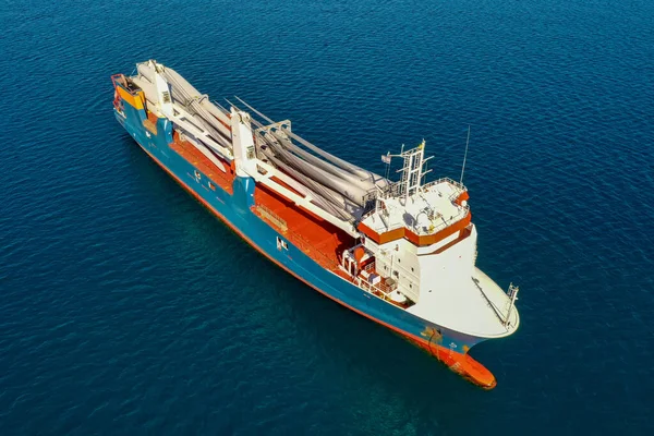Fartyg för tung last lastat med elektriska turbinblad — Stockfoto