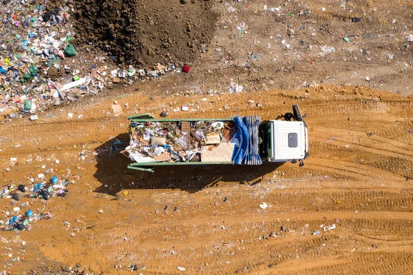 Camion della spazzatura caricato in una discarica comunale . — Foto Stock