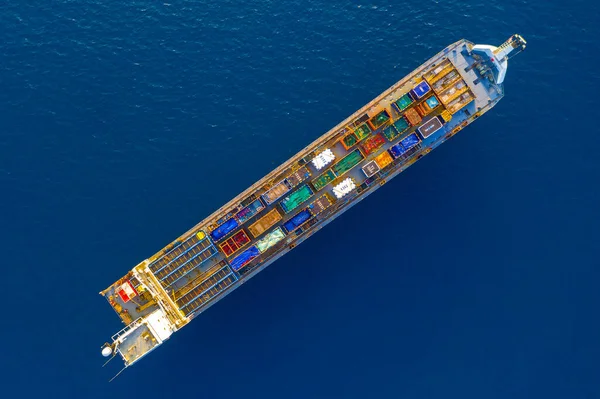 Navio de carga carregado com grandes caixas de transporte, imagem aérea — Fotografia de Stock
