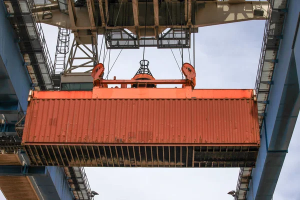 Crane moving a Shipping Container to a storage platform. — Stock Photo, Image