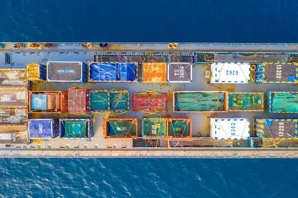 Buque de carga cargado con grandes cajas de envío, imagen aérea — Foto de Stock
