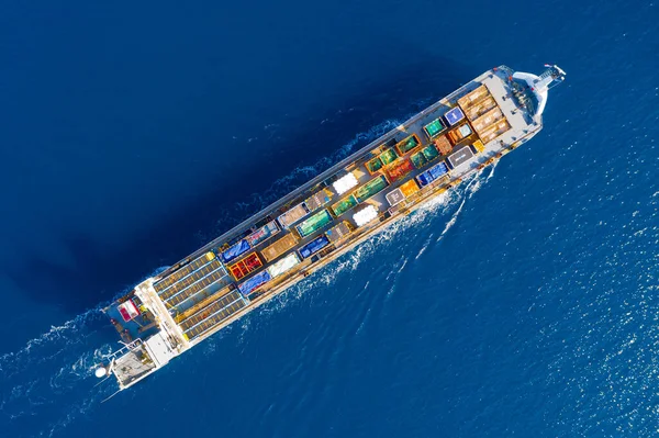 Kargo gemisi büyük nakliye sandıklarıyla yüklendi, hava görüntüsü