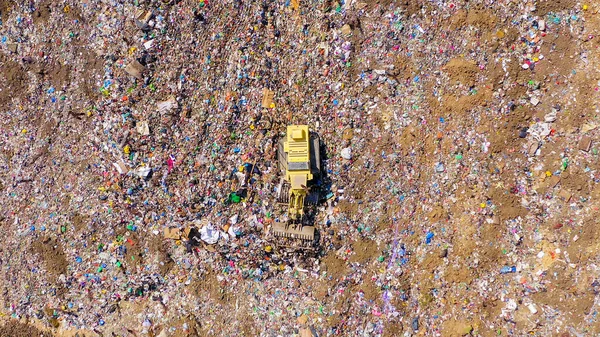 Compressor de aterro amarelo no composto de resíduos sólidos municipais . — Fotografia de Stock