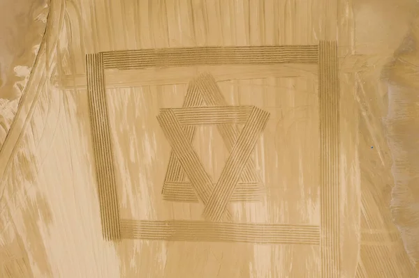 Flag of Israel designed in beach sand for independence day during Corona Virus lockdown. — Stock Photo, Image